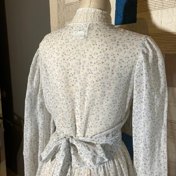 1970s Gunne Sax Light Blue and White Lace Prairie Dress - Picture 4 of 6